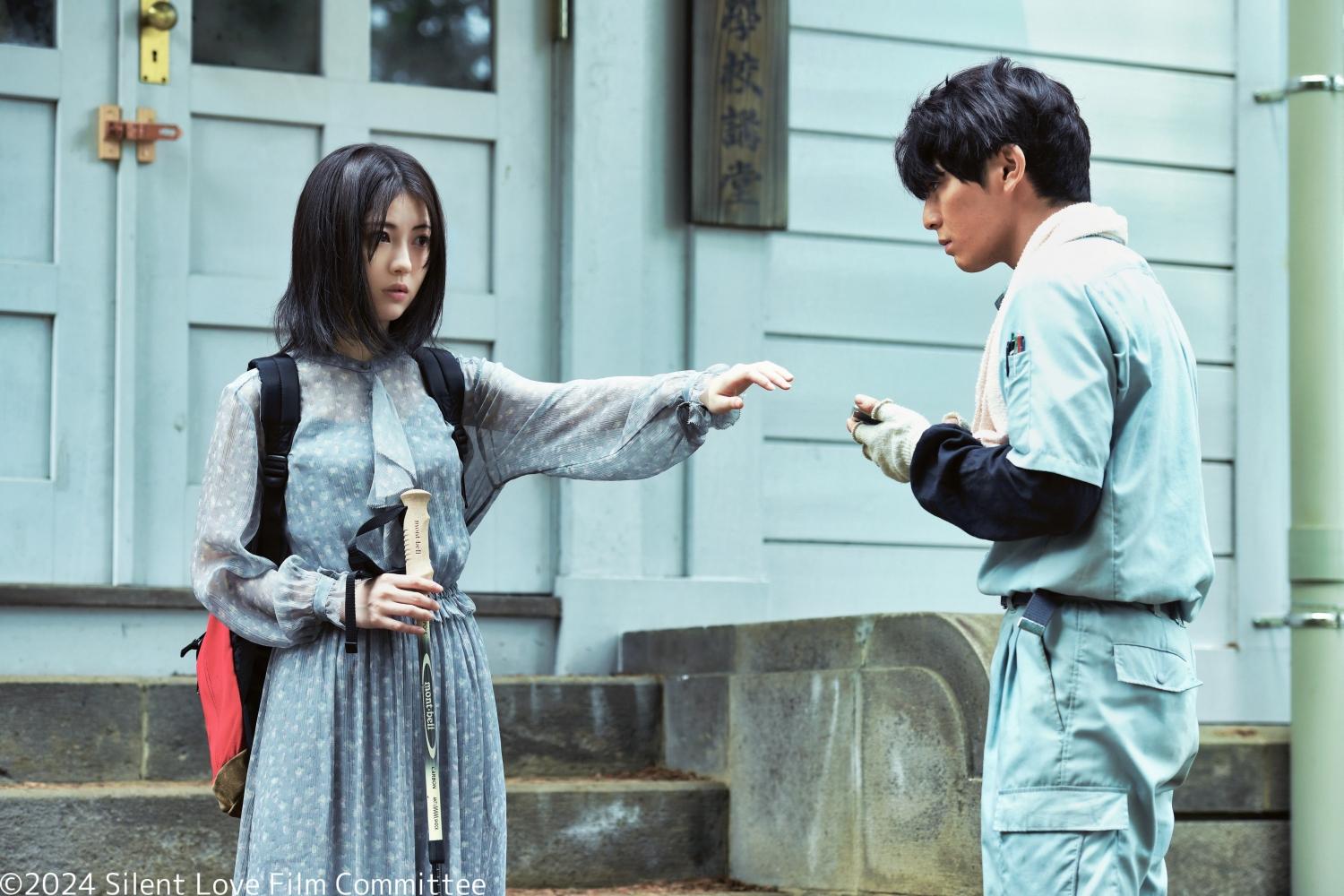 山田涼介（右）片中飾演想守護濱邊美波的清潔工。（圖／大福音樂、大鴻藝術提供）