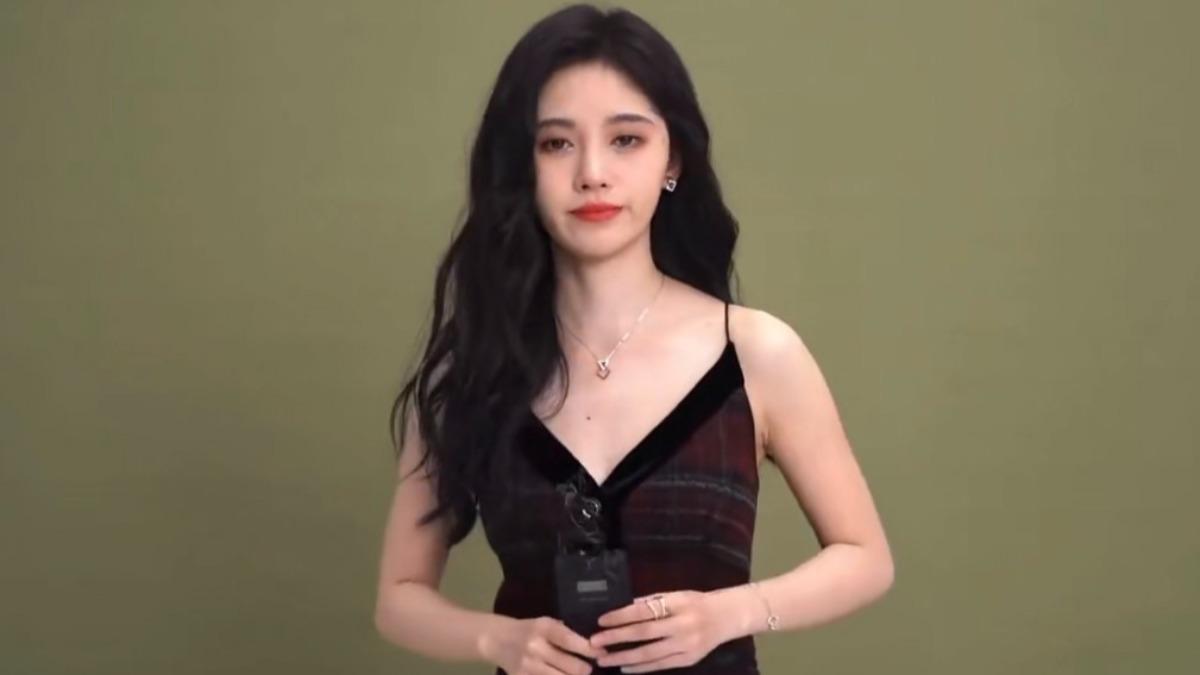 鞠婧禕的裙子原本有細肩帶。（圖／翻攝自微博）