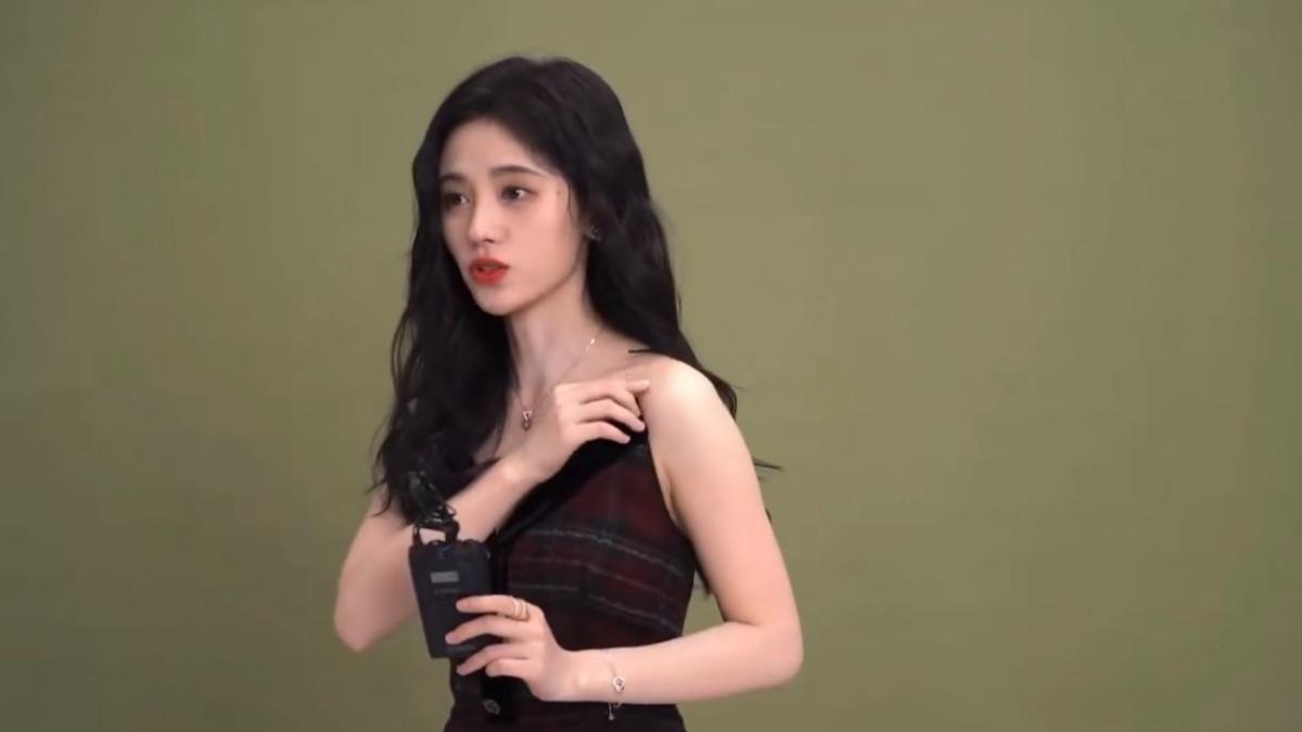 鞠婧禕錄影完趕快按住布料。（圖／翻攝自微博）