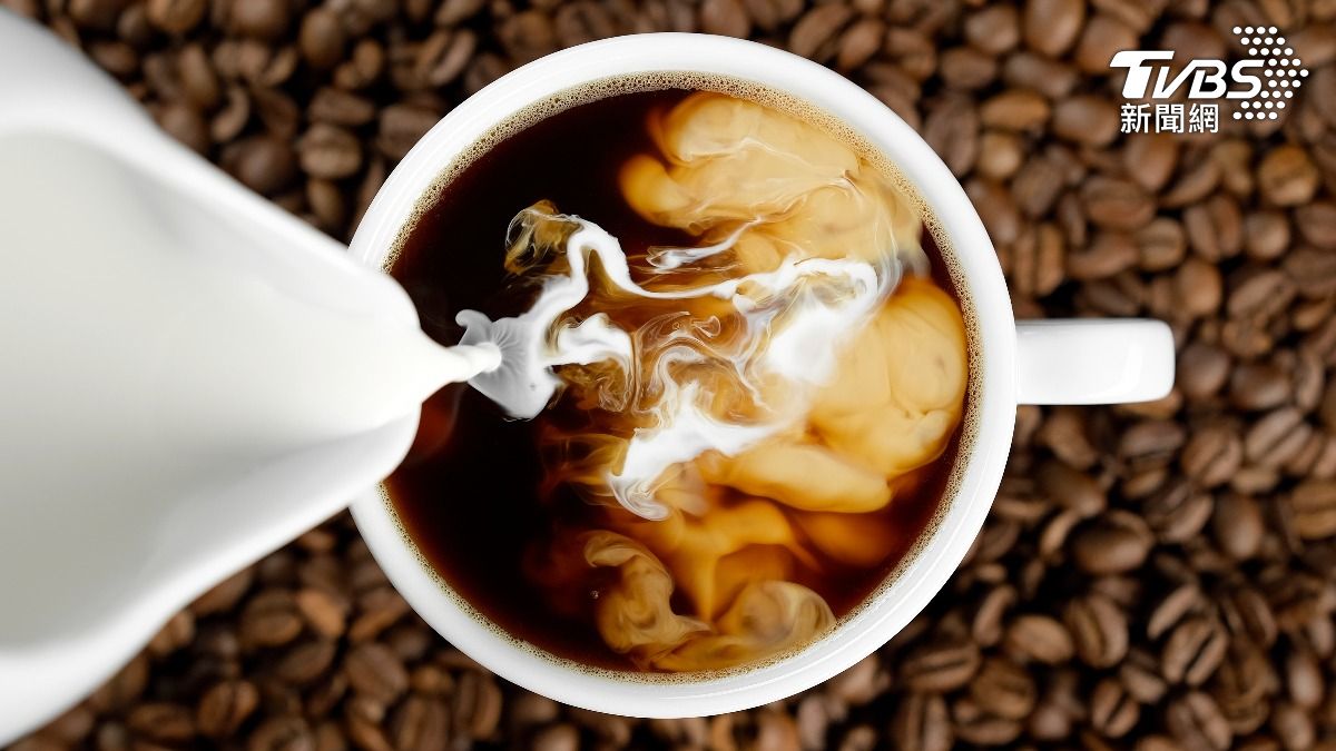 不少人喝咖啡喜歡加入乳製品增添風味與口感。（示意圖／shutterstock 達志影像）