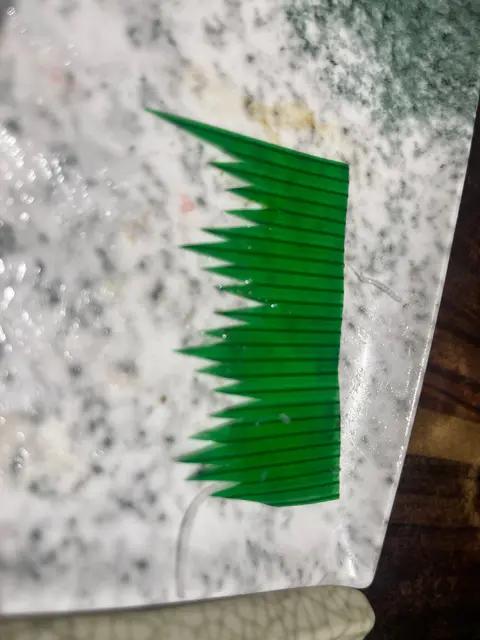 生魚片中經常會見到綠色塑膠葉。（圖／翻攝自Dcard）