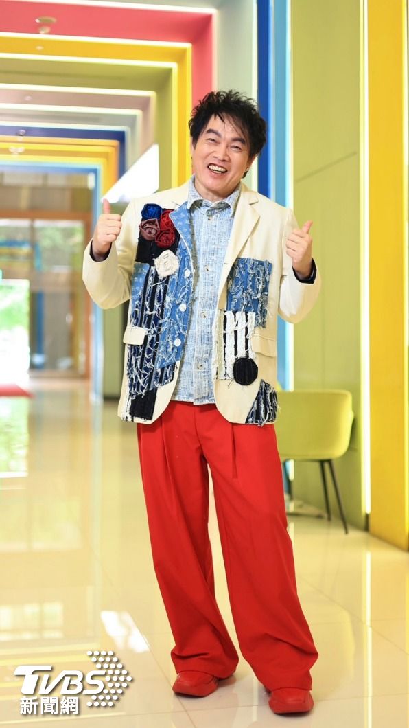 康康主持新節目《綜藝一級棒》。（圖／黃城碩攝）