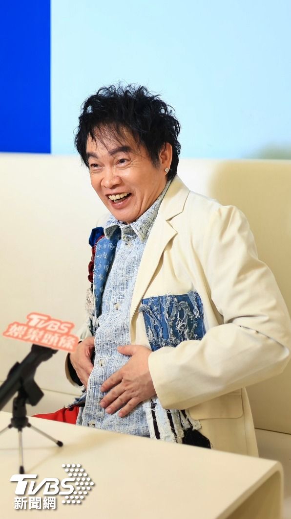 康康摸肚自嘲是「漁港」。（圖／黃城碩攝）