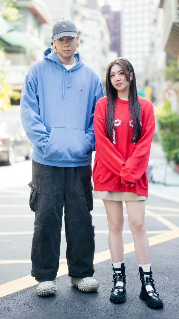 張喬西（右）和趙翊帆因為身高差距，有時講話會聽不到彼此的聲音。（圖／華納唱片提供）