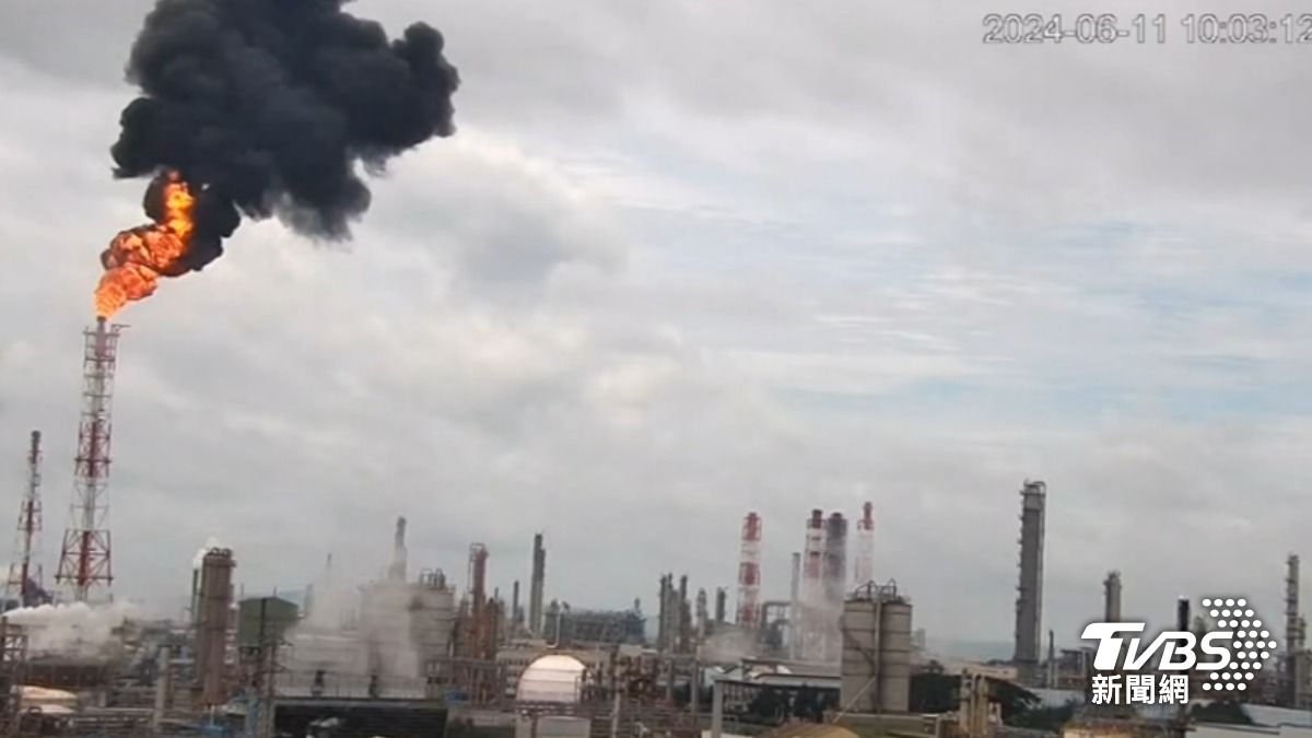 高雄中油煉油廠「狂噴火柱」。（圖／TVBS）
