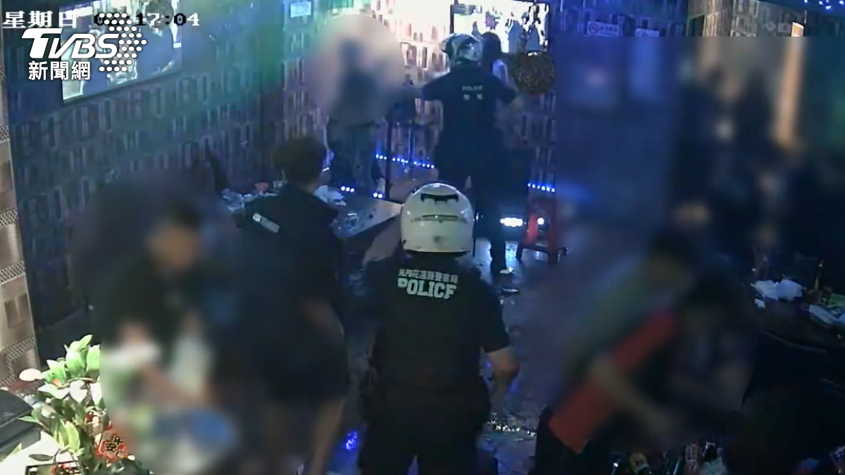 花蓮酒吧爆多人衝突，警方拿出辣椒水噴灑才成功壓制雙方。（圖／TVBS）