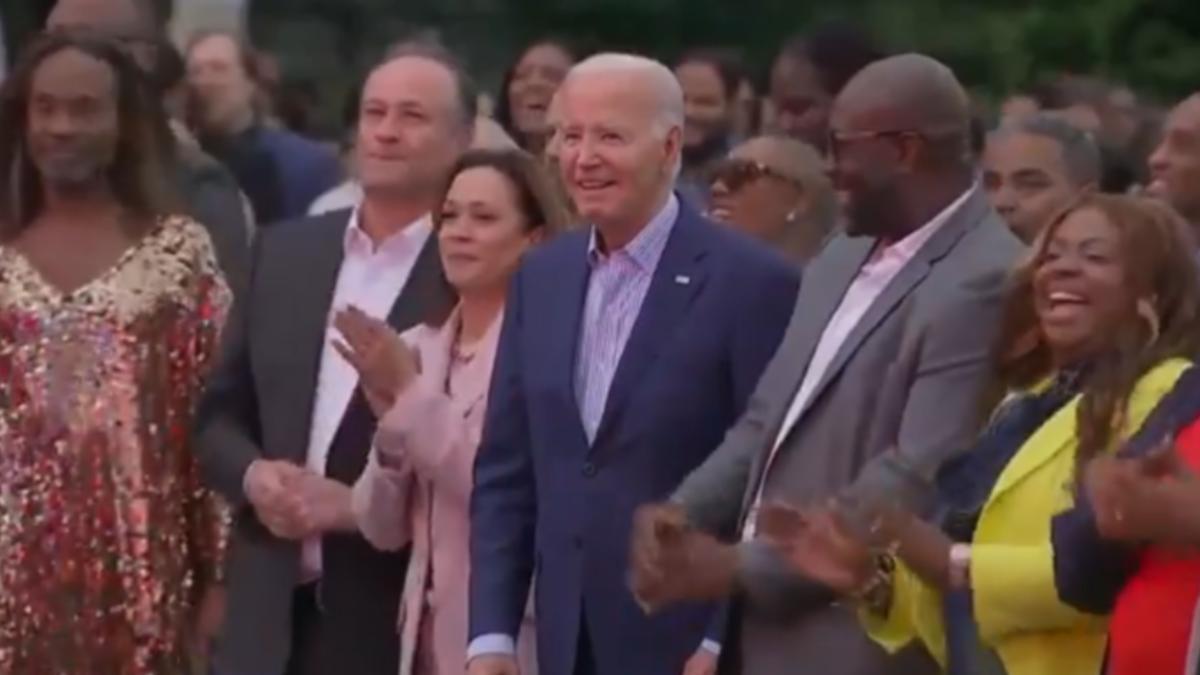 美國總統拜登（Joe Biden）高齡81歲，出席活動詭異「僵住近1分鐘」。（圖／翻攝自 X）