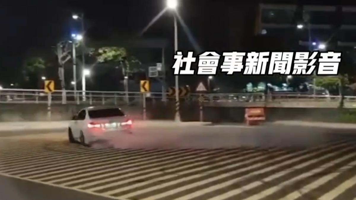 BMW改裝車模仿「東京甩尾」深夜飄移燒胎。（圖／翻攝自社會事新聞影音）