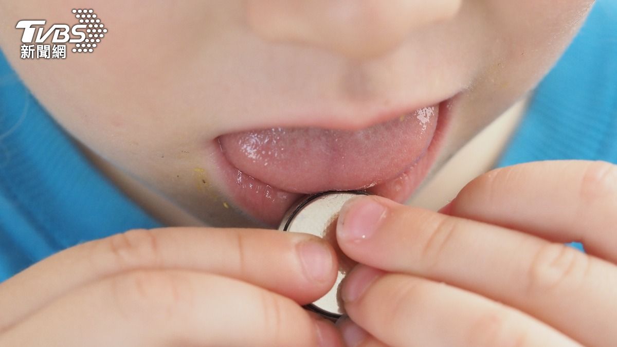 英4歲童不慎吞下玩具戒指中的鈕扣電池。（示意圖／shutterstock 達志影像）