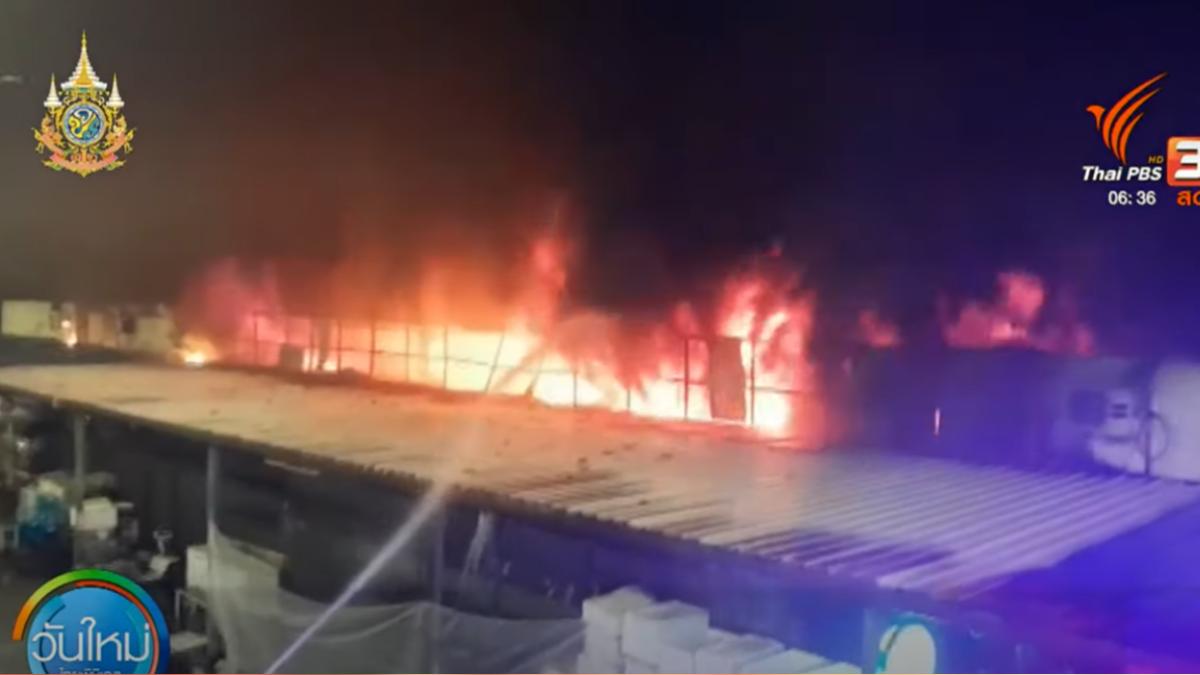 曼谷洽圖洽市集寵物區11日凌晨發生火災，現場上千隻動物被活活燒死。（圖／翻攝自泰國公視新聞影片）