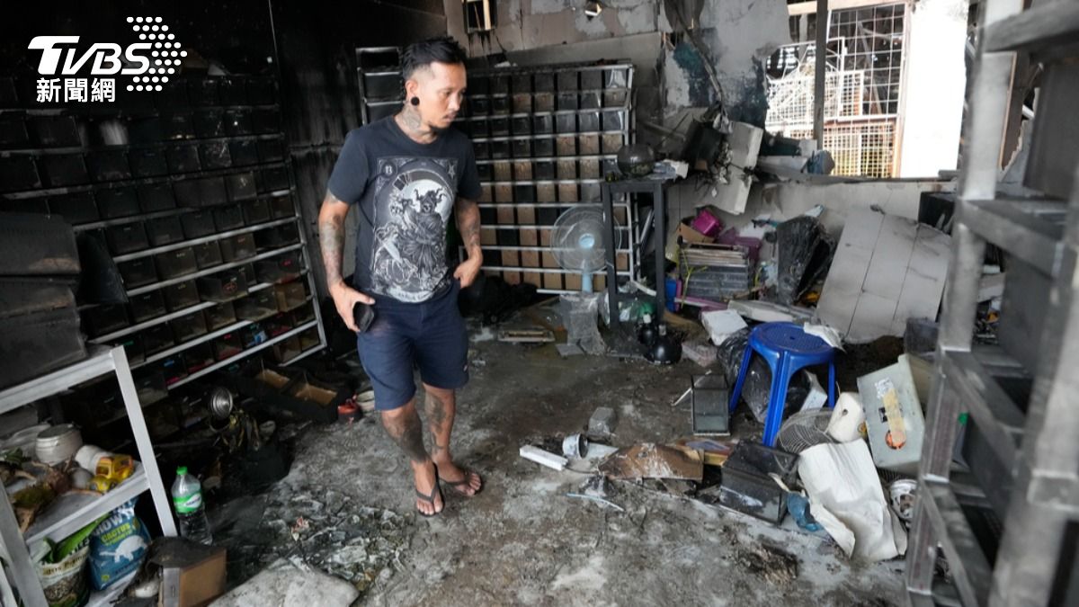 曼谷洽圖洽市集寵物區11日凌晨發生火災，現場上百間店舖幾乎被付之一炬。（圖／達志影像美聯社）
