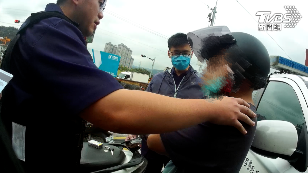 警方攔截逮捕蘇姓車手。（圖／TVBS）