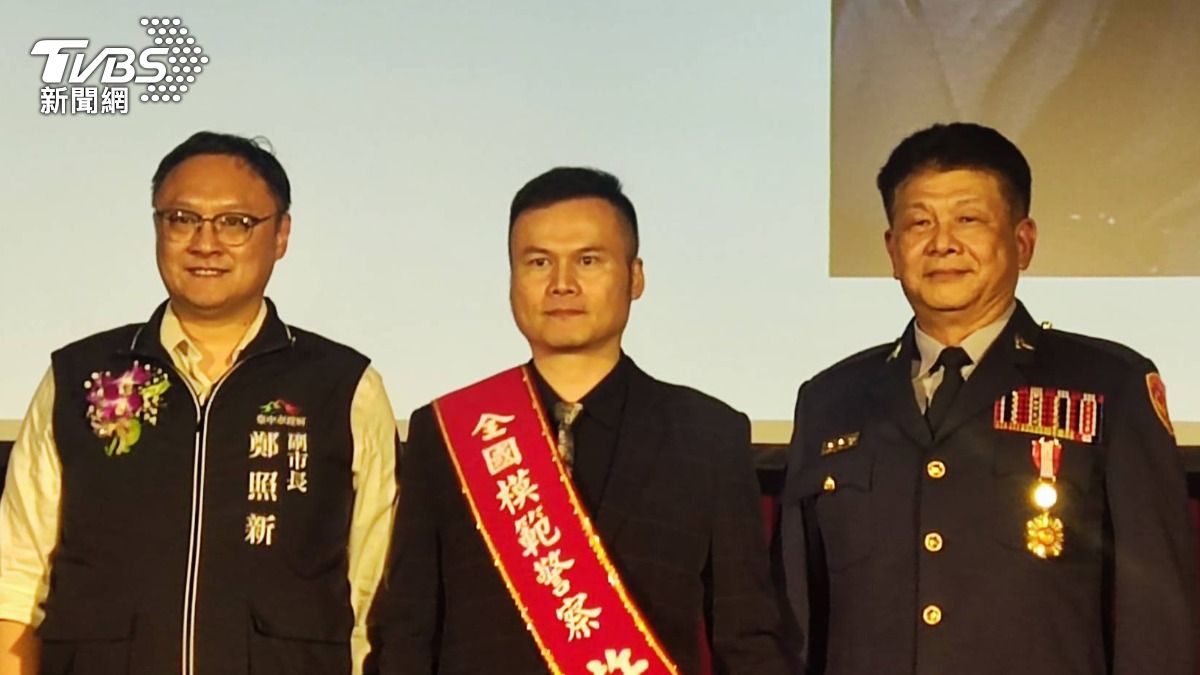 台中市第二分局偵查佐許梓宥（中），今年榮獲警政署全國模範警察殊榮。（圖／TVBS）