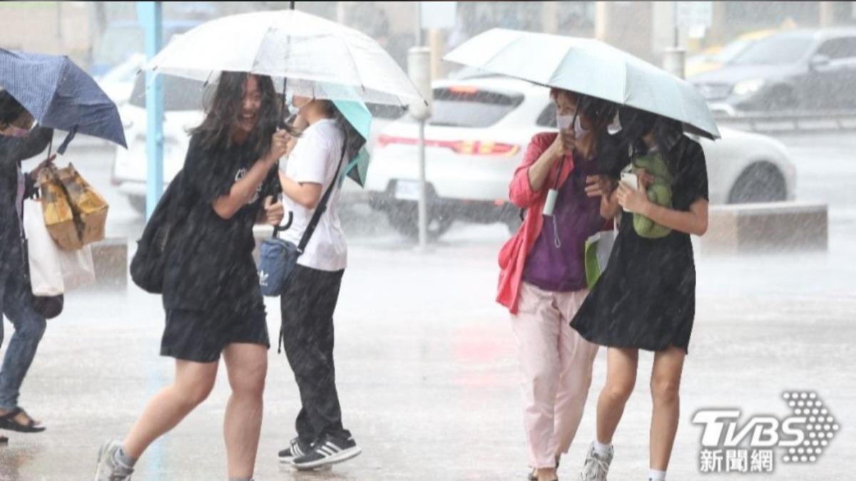 今天午後在中部以北、宜蘭、花蓮地區及其它山區仍然要留意有局部短暫雷雨或陣雨的發生。（圖／TVBS）