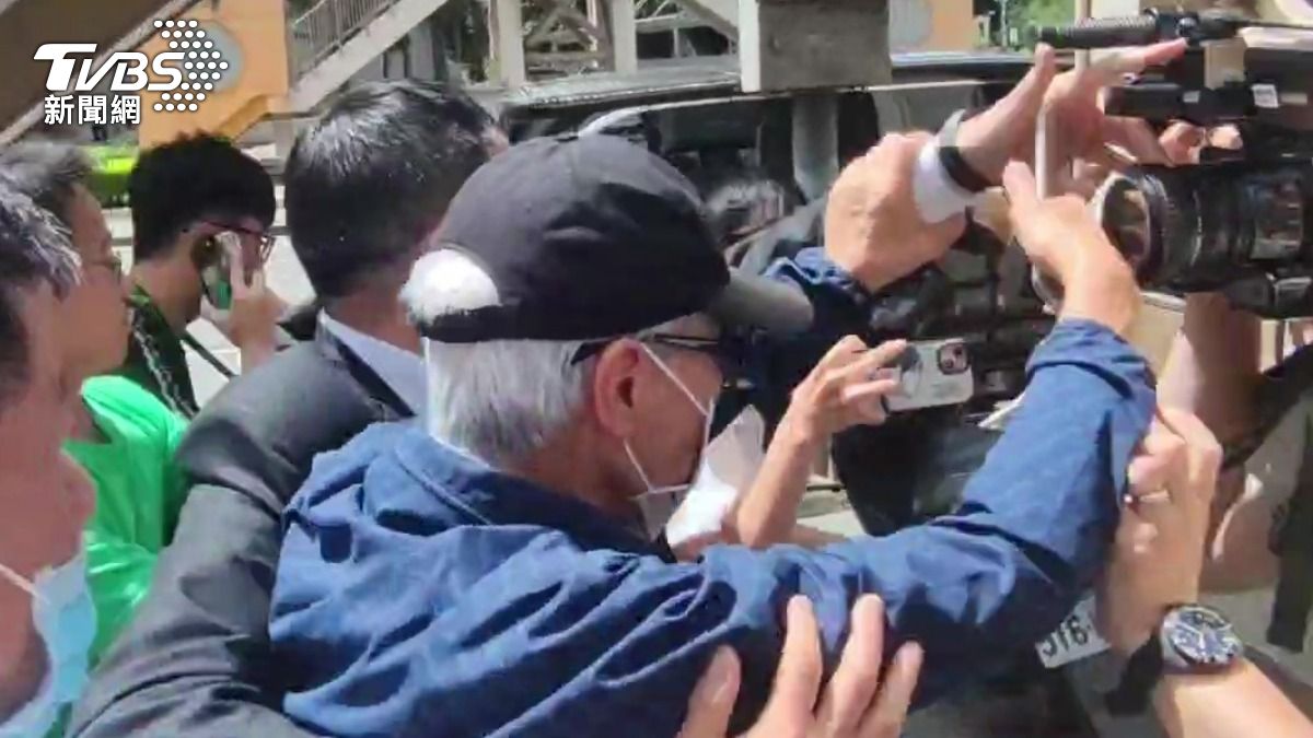 新光人壽前董座吳東進伸出雙手狂推攝影機。（圖／TVSB）