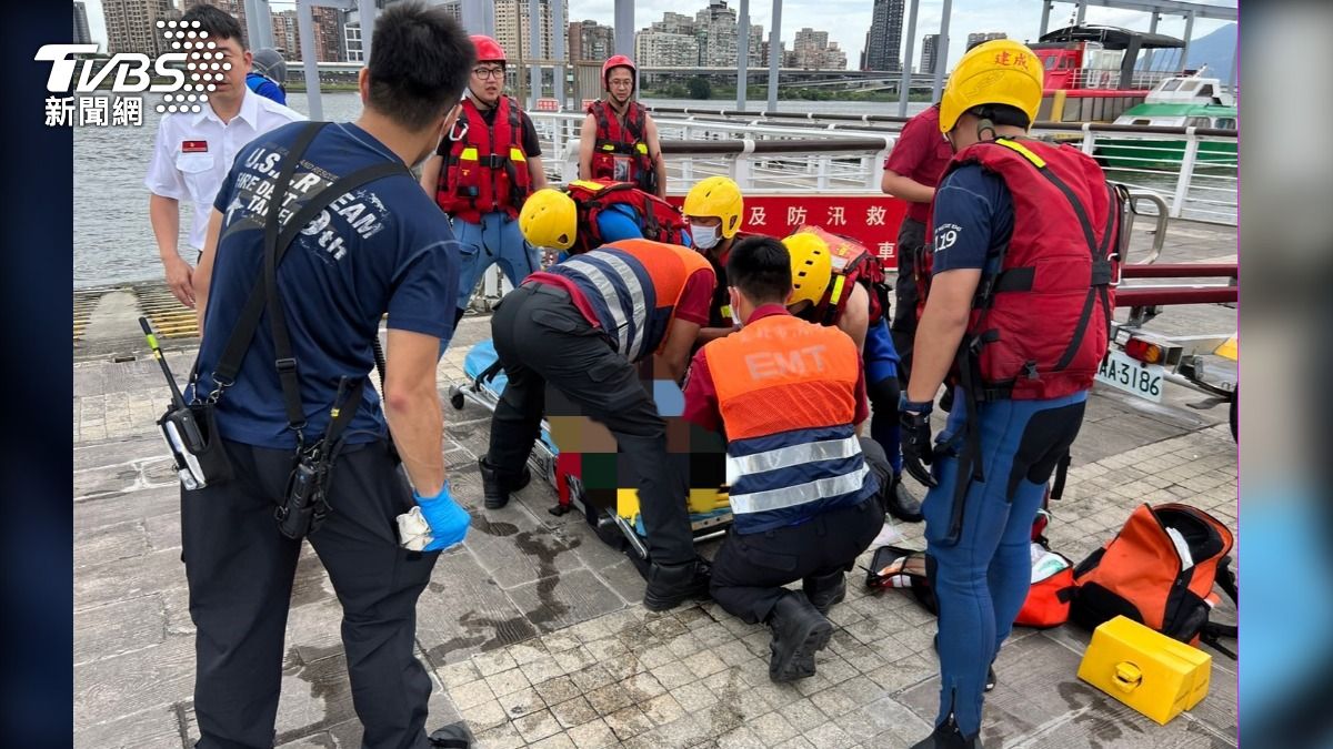 警消人員將墜橋的男子救起送醫。（圖／TVBS）