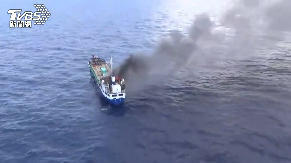 高雄港外海驚傳貨輪起火，我國籍貨輪「輝豐」上共12名船員受困。（圖／TVBS）