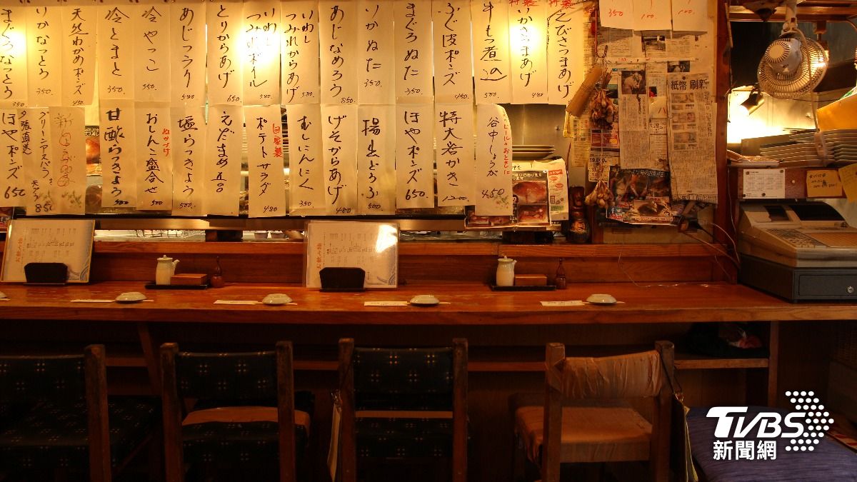 有觀光客到日本旅遊時，想坐吧檯用餐遭拒。（示意圖／shutterstock達志影像）
