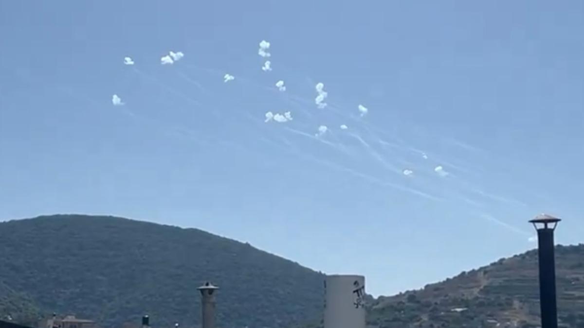 黎巴嫩真主黨12上午朝以色列北部發射約160枚火箭彈。（圖／翻攝自X@kann_news）