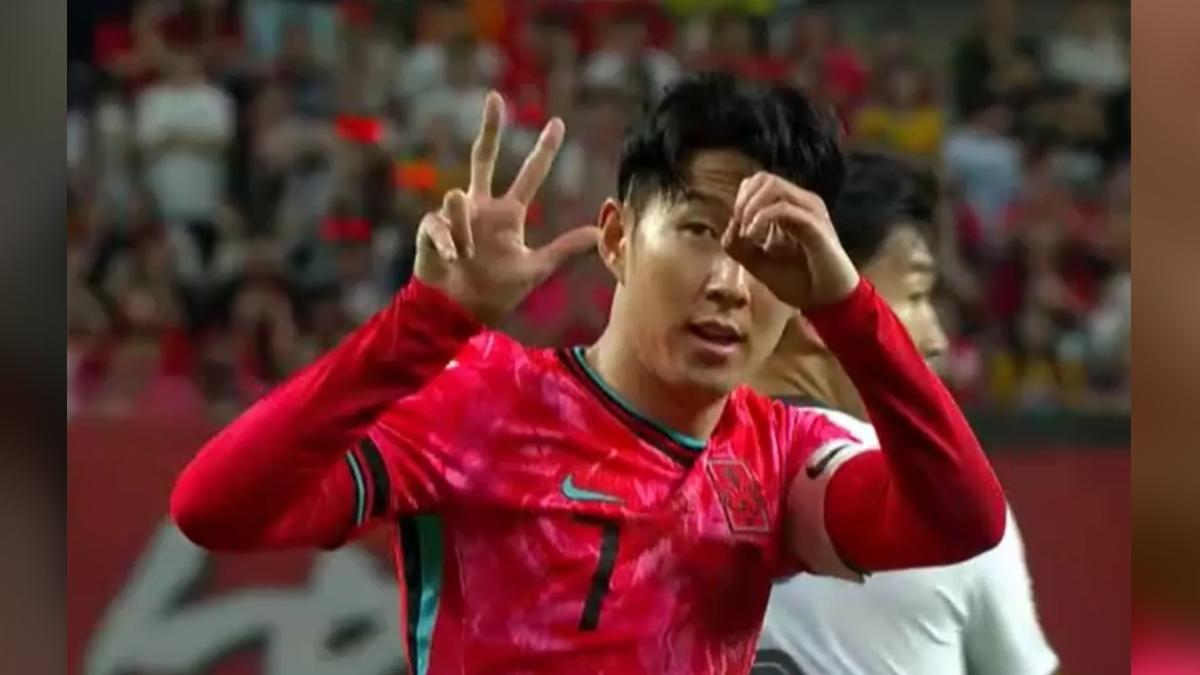 南韓球星孫興慜對著場邊中國球迷做出3比0手勢。（圖／翻攝自推特）