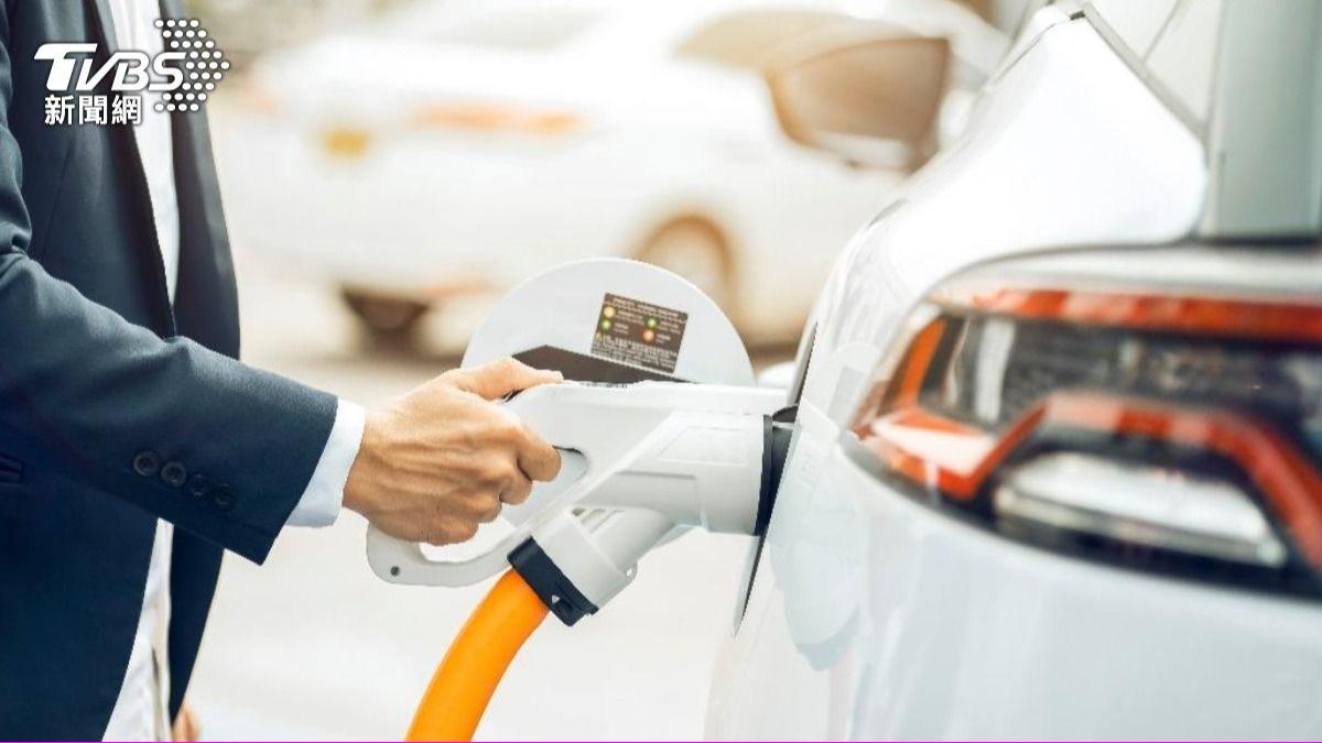 電動車市場衰退，燃油或是混合動力成多數選擇。（示意圖／shutterstock達志影像）