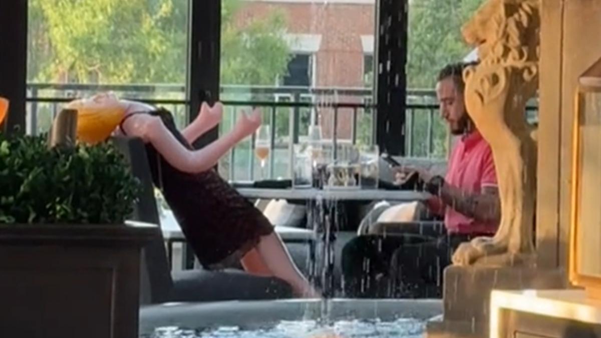 一名男子帶著金髮黑裙充氣娃娃到高檔餐廳吃飯，互動甜蜜。（圖／翻攝自TikTok @t_bjork）