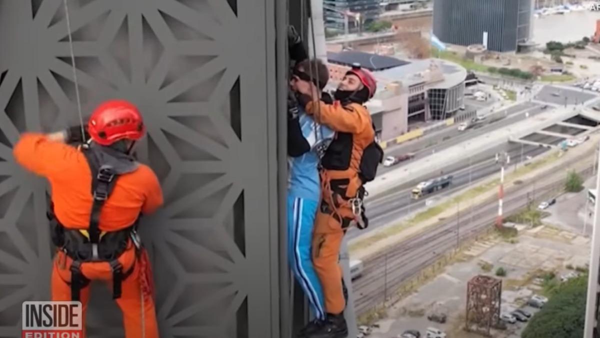 波蘭知名YouTuber巴諾特（Marcin Banot）11日在阿根廷首都布宜諾斯艾利斯（Buenos Aires）一棟高樓外牆攀爬穿印有梅西號碼藍白球衣攀爬至28樓，驚動消防員出手阻止。（翻攝自／