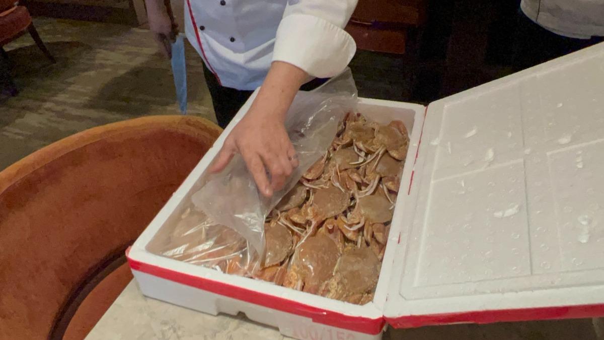台北六福萬怡酒店的自助餐吃到飽「敘日全日餐廳」的扁蟹檢出重金屬鎘。（圖／北市衛生局提供）