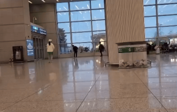 一對男女在仁川機場出入口前打網球。（圖／翻攝自X@PANNCHOA）