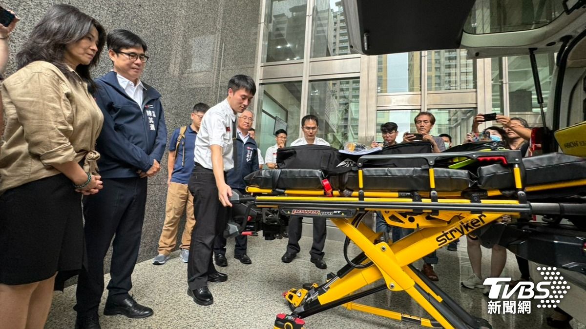 為了延續梁董事長的熱心公益，遺孀陳淑萍捐贈560萬最新型救護車。（圖／TVBS）