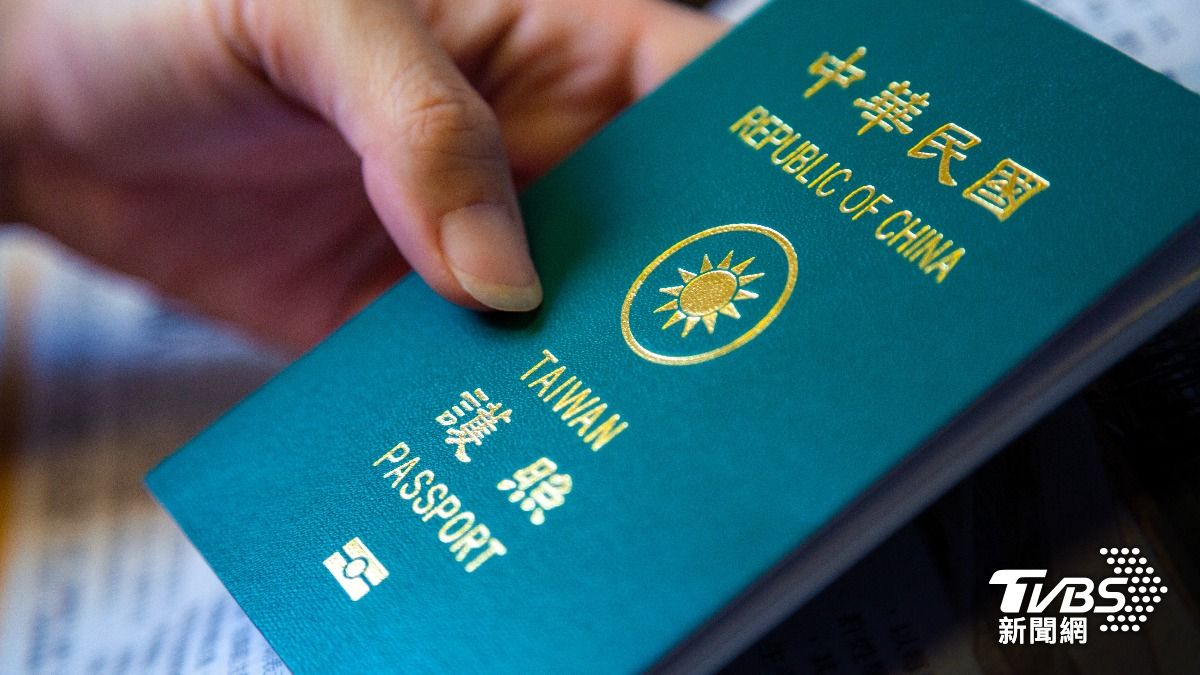 「護照」可說是出國不可或缺的證件，不僅能識別身分，還有助於在不同國家之間往返。（示意圖／shutterstock達志影像）