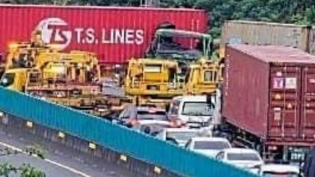 現場為3輛大貨車追撞。（圖／翻攝自高公局中分局）