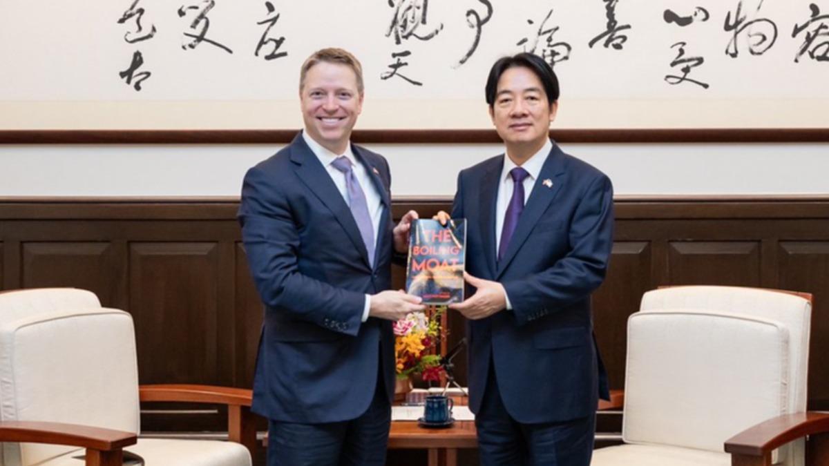Matt Pottinger presents new book to Taiwan’s president (Courtesy of the Presidential Office) Matt Pottinger presents new book to Taiwan’s president
