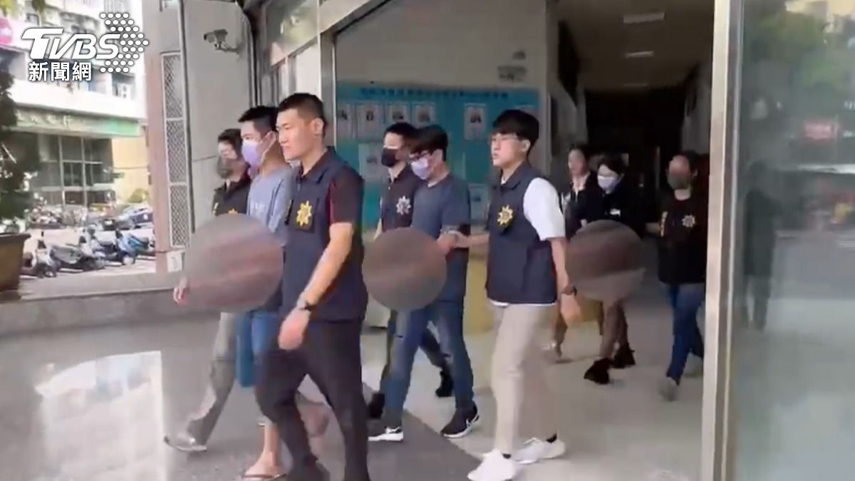 刑事局警方在台灣逮捕4名嫌犯。（圖／TVBS）