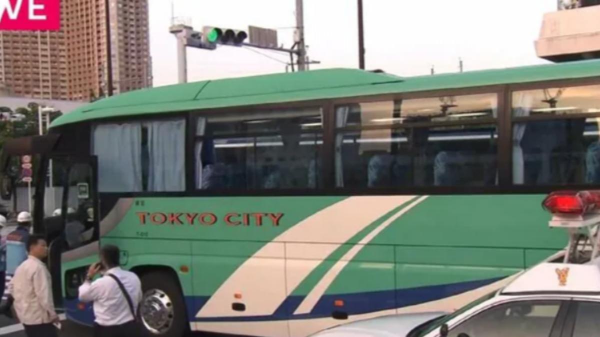 日本東京一輛公車驚傳砍人案。（圖／翻攝自ABEMATV）