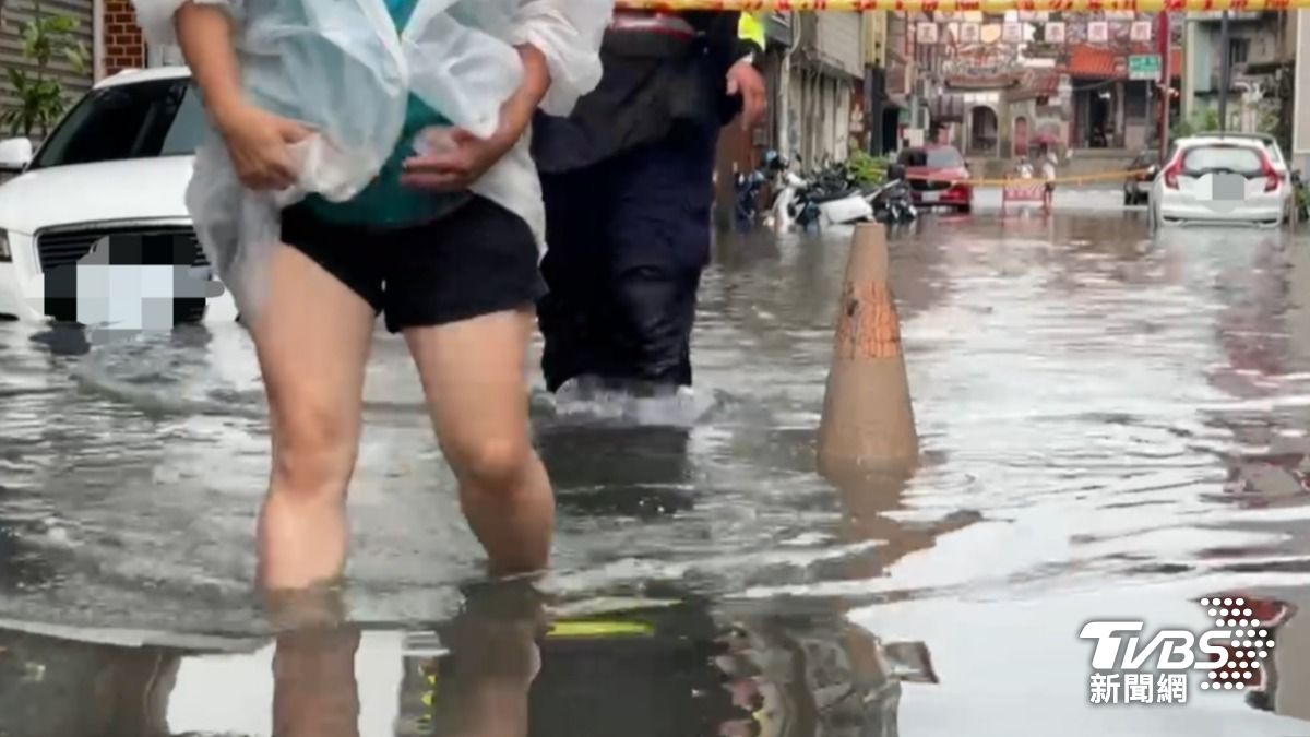 台南觀亭街「水淹大腿」。（圖／TVBS）