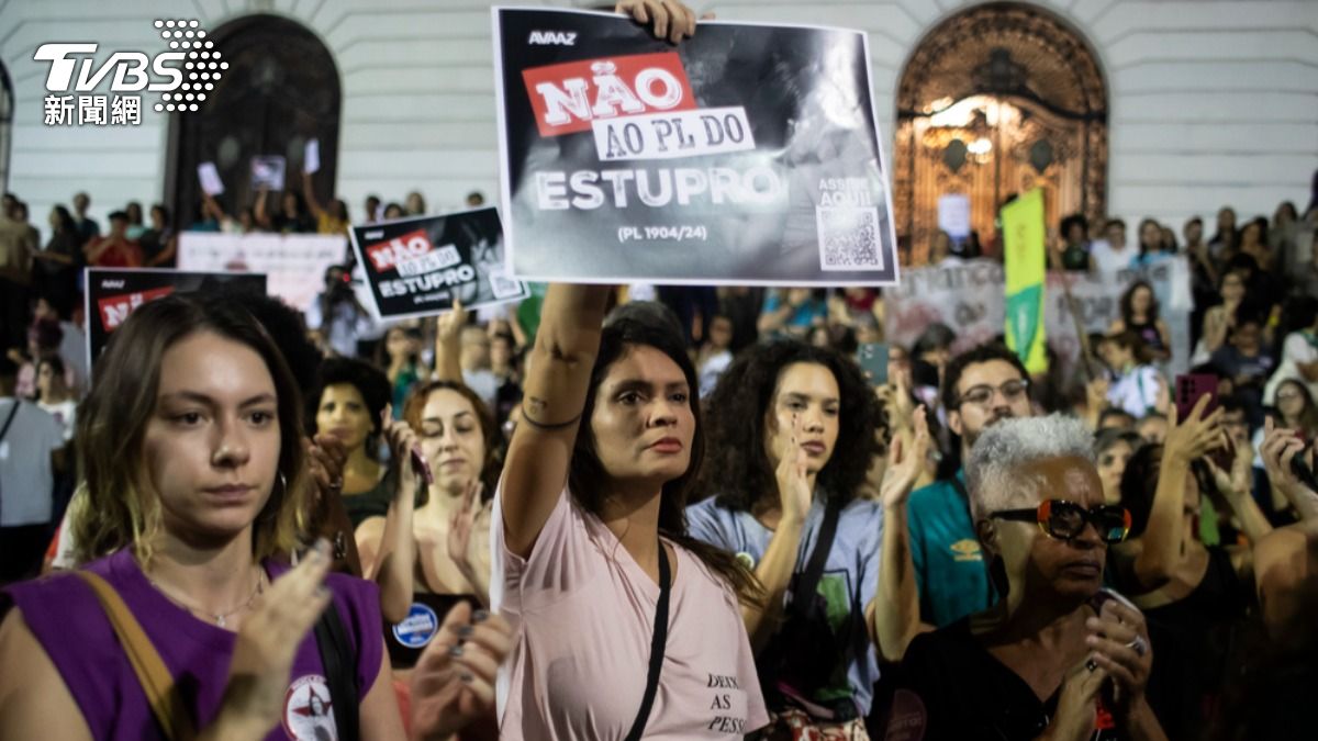 巴西人聚集抗議嚴苛墮胎法。（圖／達志影像美聯社）