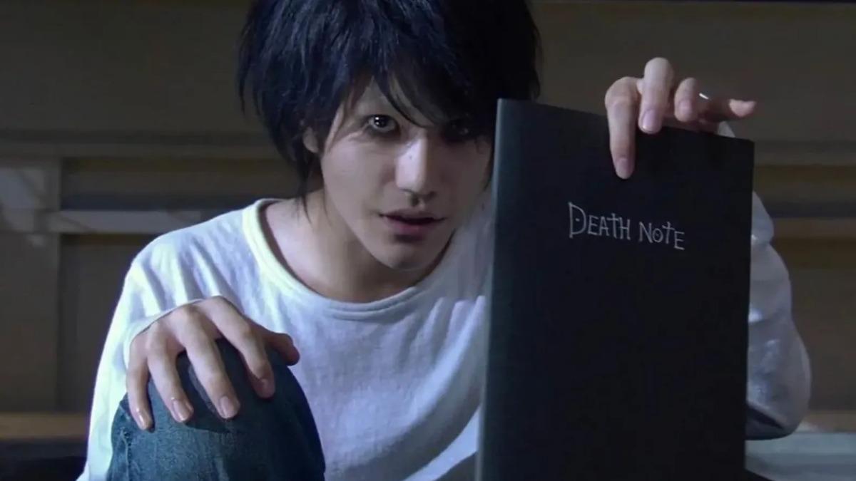 松山研一2006年演出《死亡筆記本》陰鬱病嬌的暗黑L一角，如今畫風卻差了十萬八千里。（翻攝自X）