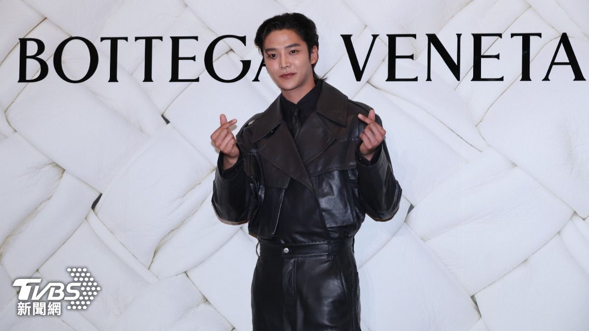 韓星路雲手比愛心。（圖／張哲鳴攝）