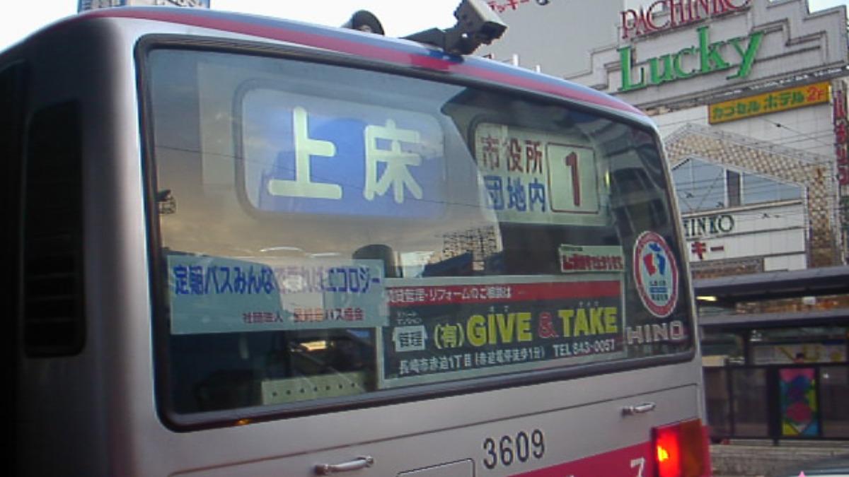作家貼出一張日本長崎的公車照片。（圖／翻攝自「吉岡桃太郎～台灣囝婿の台灣讚、日本棒」臉書）