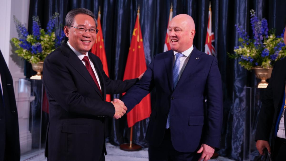 中國國務院總理李強（左）與紐西蘭總理盧克森（右）會談。（圖／翻攝自@chrisluxonmp X）