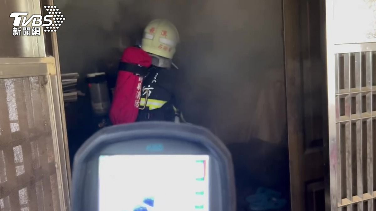警消人員使用熱顯像儀入內冒險搶救。（圖／TVBS）