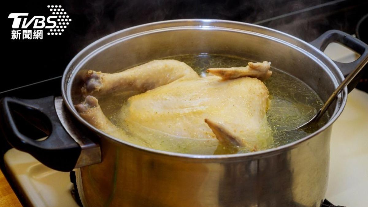 大陸一家五口喝黃花倒水蓮煲雞湯，釀食物中毒。（示意圖，非當事人／shutterstock達志影像）