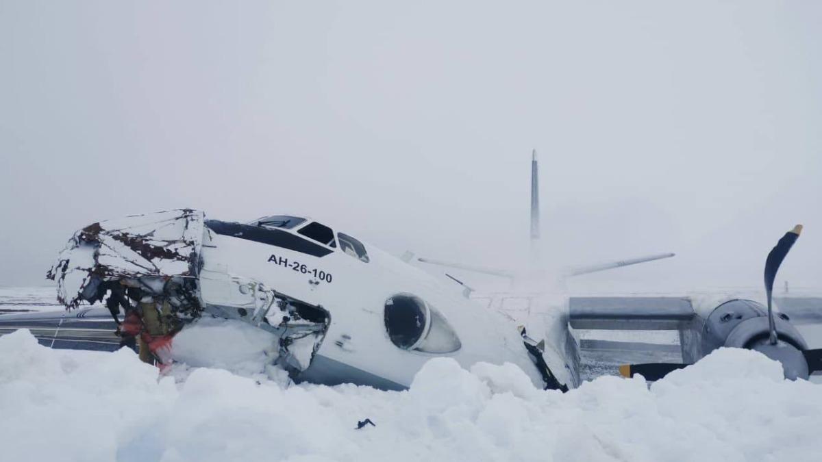 俄羅斯1架飛機15日墜毀於北極地區，機身斷成兩截。（圖／翻攝自X@aborealis940）