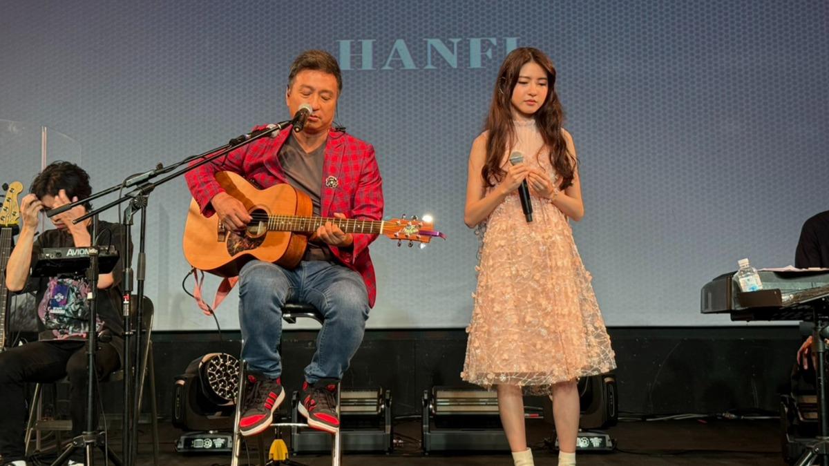 王中平擔任愛女韓菲的演唱會嘉賓。（圖／華納音樂提供）
