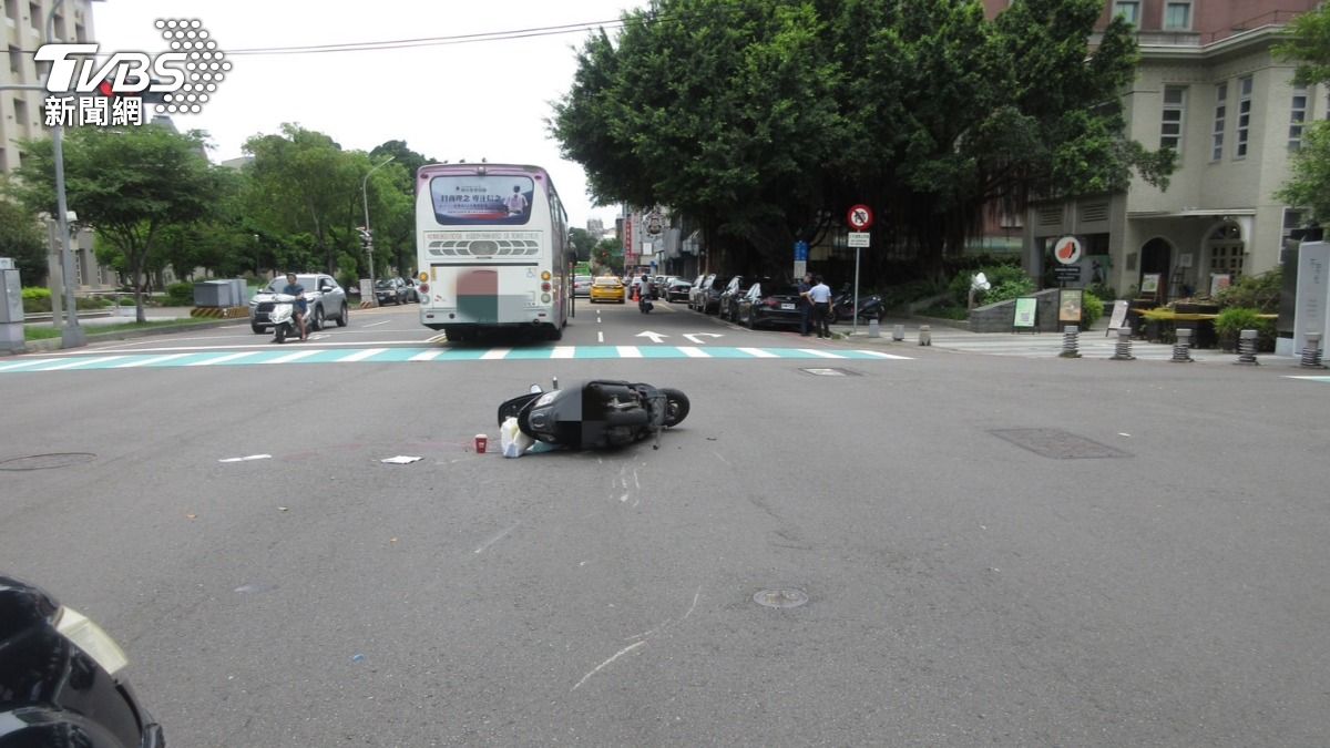 台中市北區今（16）日上午11時55分，發生一起公車與機車碰撞的死亡事故。（圖／TVBS）