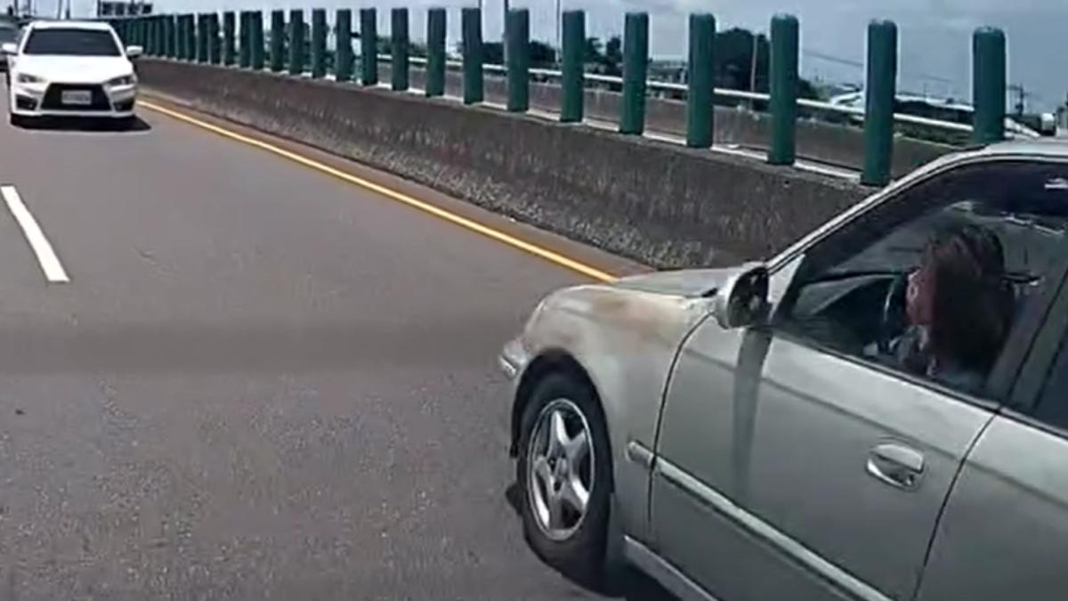 台南西港大橋上有女子一路逆向行駛，還狂按喇叭逼迫對車讓道。（圖／翻攝自爆料公社二社）