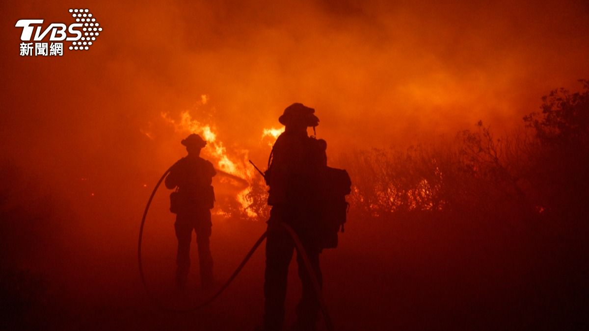 美國加州15日發生大規模野火迅速蔓延，加上乾燥天氣、強風以及陡峭的地勢等因素加速火勢的擴大。（圖／達志影像美聯社）
