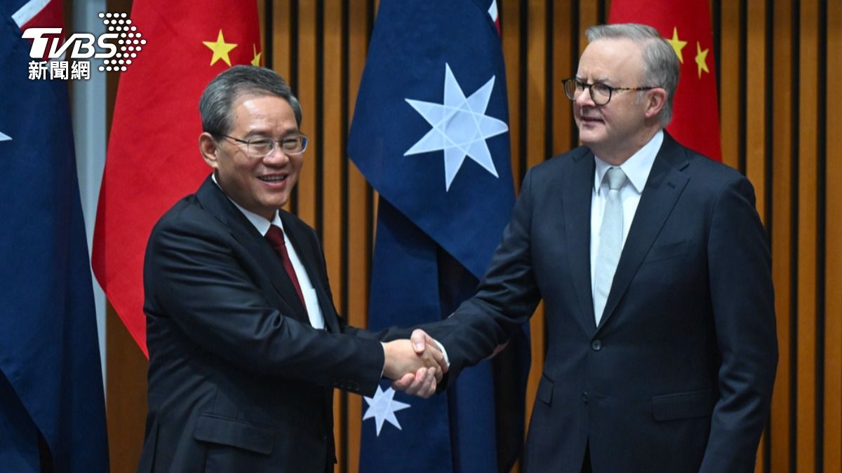 中國總理李強（左）訪問澳洲，單方面宣佈給予澳洲公民15天免簽。（圖／達志影像美聯社）