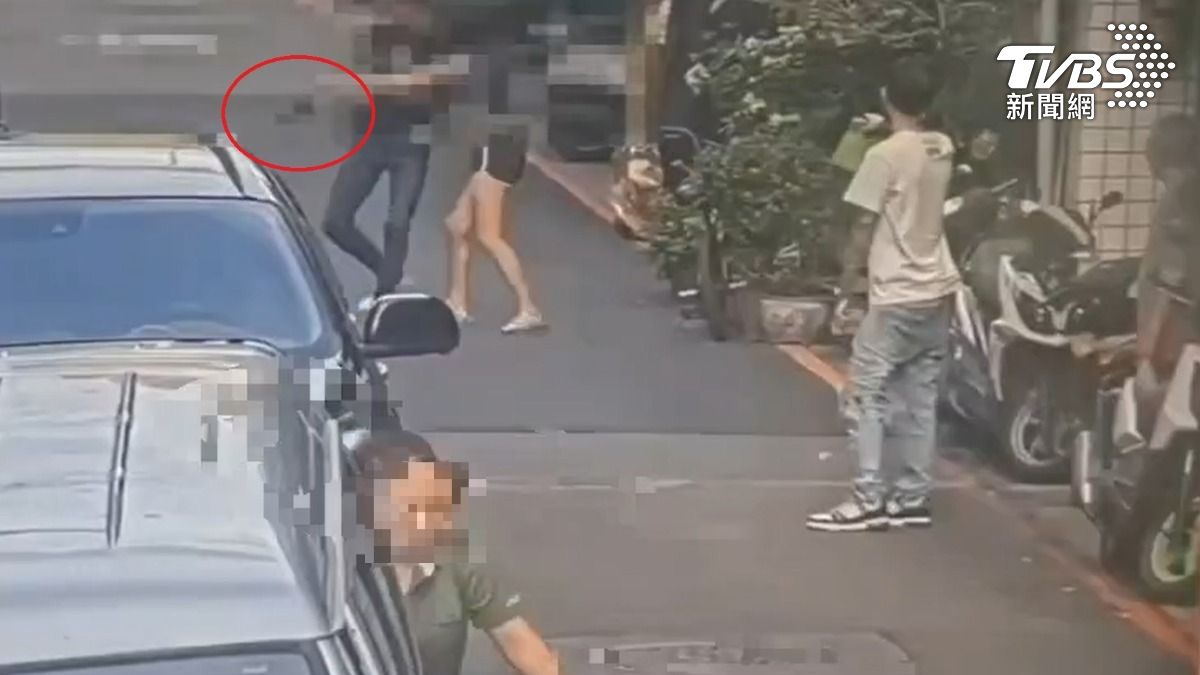 陳女阻止李姓友人開槍，雙方在路上拉扯。（圖／TVBS）